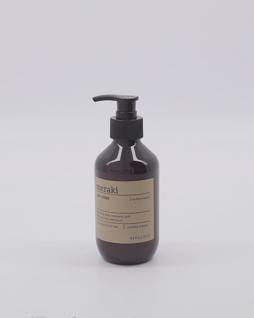 Erfrischende Meraki Body Lotion mit nordischen Beerenextrakten.