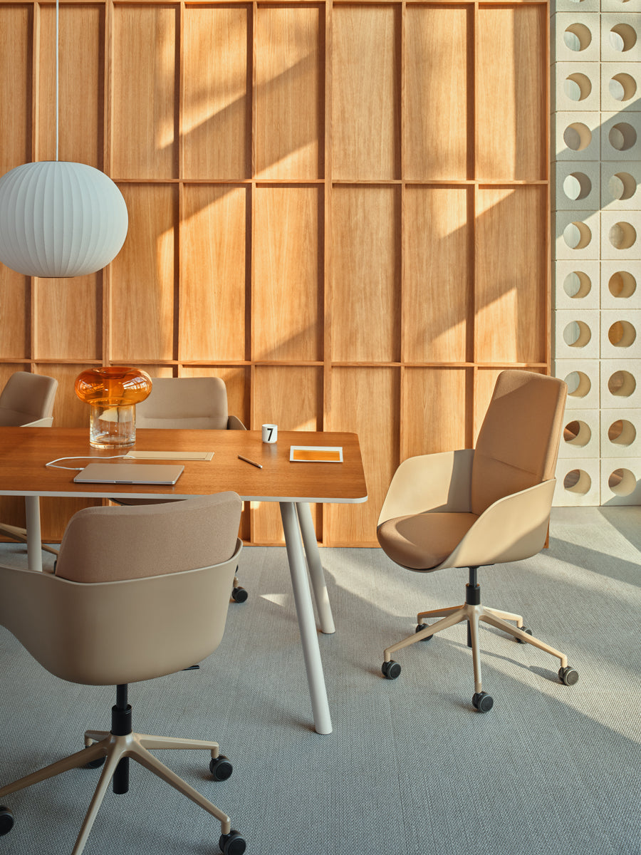 Senda SDA1P22 - Stuhl mit höhenverstellbarem Aluminiumfuß in Beige präsentiert im Onlineshop von KAQTU Design AG. Drehstuhl mit Rollen ist von Mdd
