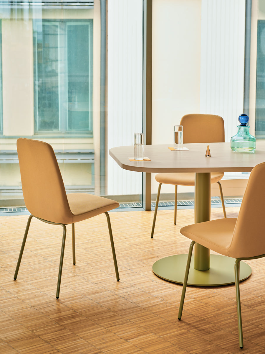 Ulti UKP16 - Stuhl 4-Bein-Gestell in  präsentiert im Onlineshop von KAQTU Design AG. Stuhl ist von Mdd