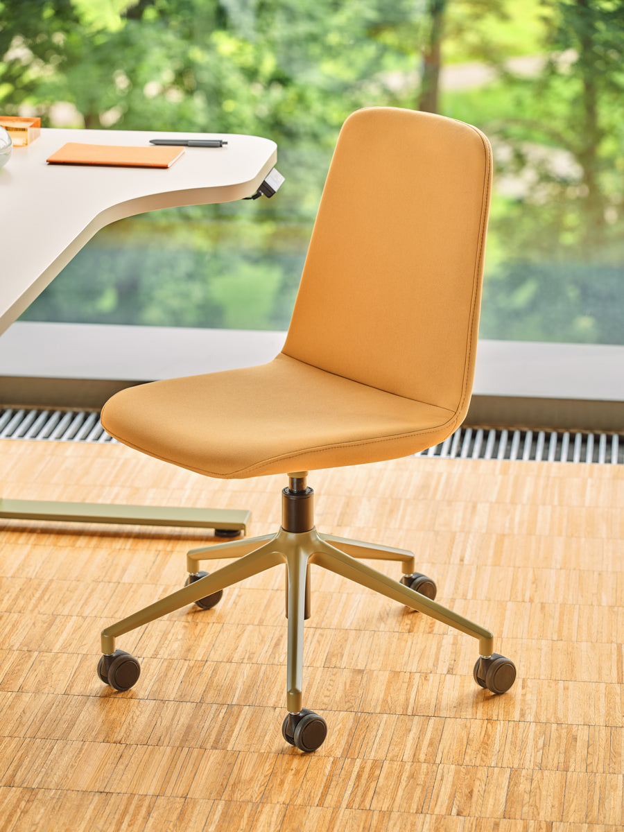 Ulti UKP22 - Stuhl mit Höhenverstellung in Blau präsentiert im Onlineshop von KAQTU Design AG. Dreh-Schalenstuhl mit Rollen ist von Mdd