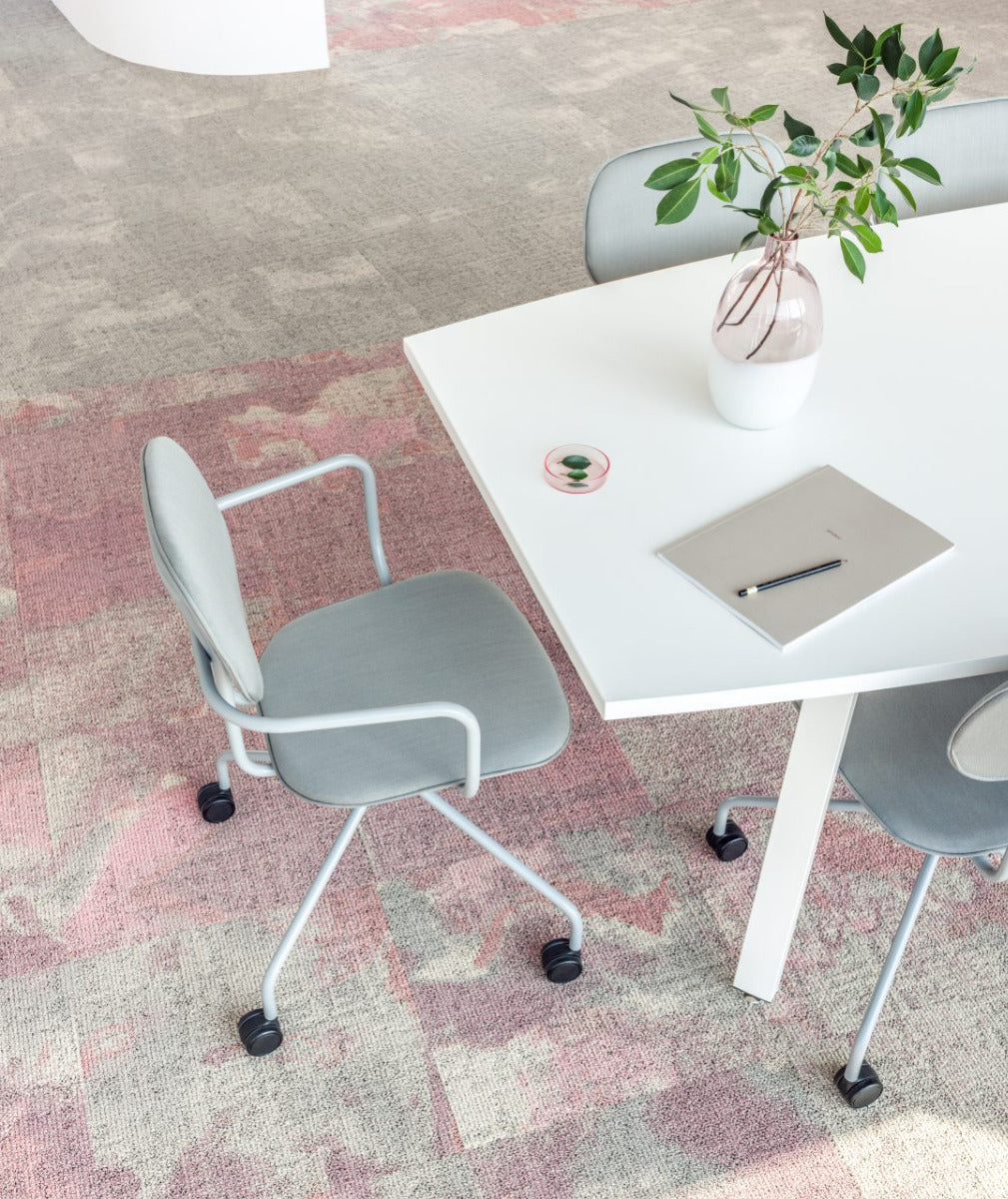 New School N1N03KF - Gepolsterter Stuhl mit festem Gestell auf Rollen in Blau präsentiert im Onlineshop von KAQTU Design AG. Stuhl ist von Mdd