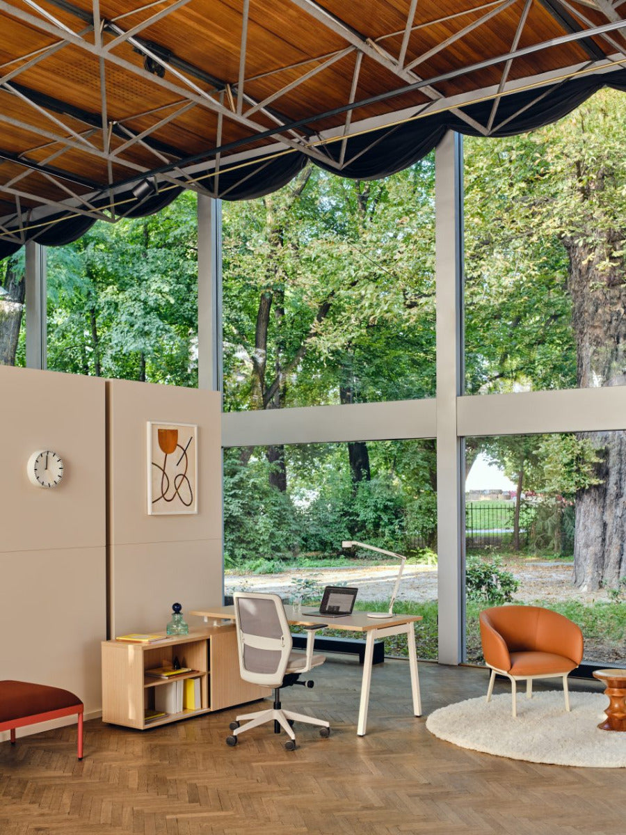 Ogi M BOM21 - Schreibtisch mit Schrank in  präsentiert im Onlineshop von KAQTU Design AG. Schreibtisch ist von Mdd