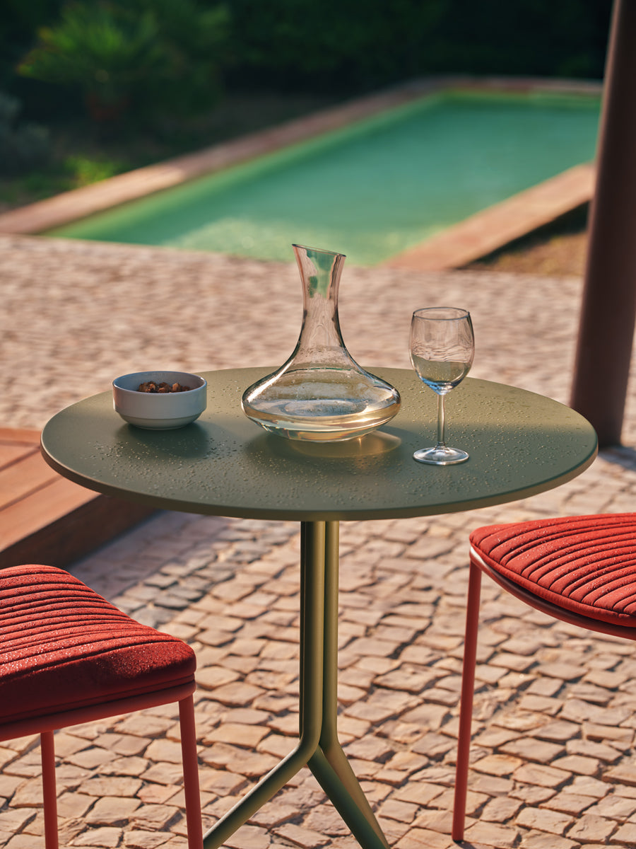 Luna LUN70 - Cafeteriatisch in Ziegelrot präsentiert im Onlineshop von KAQTU Design AG. Gartentisch ist von Mdd