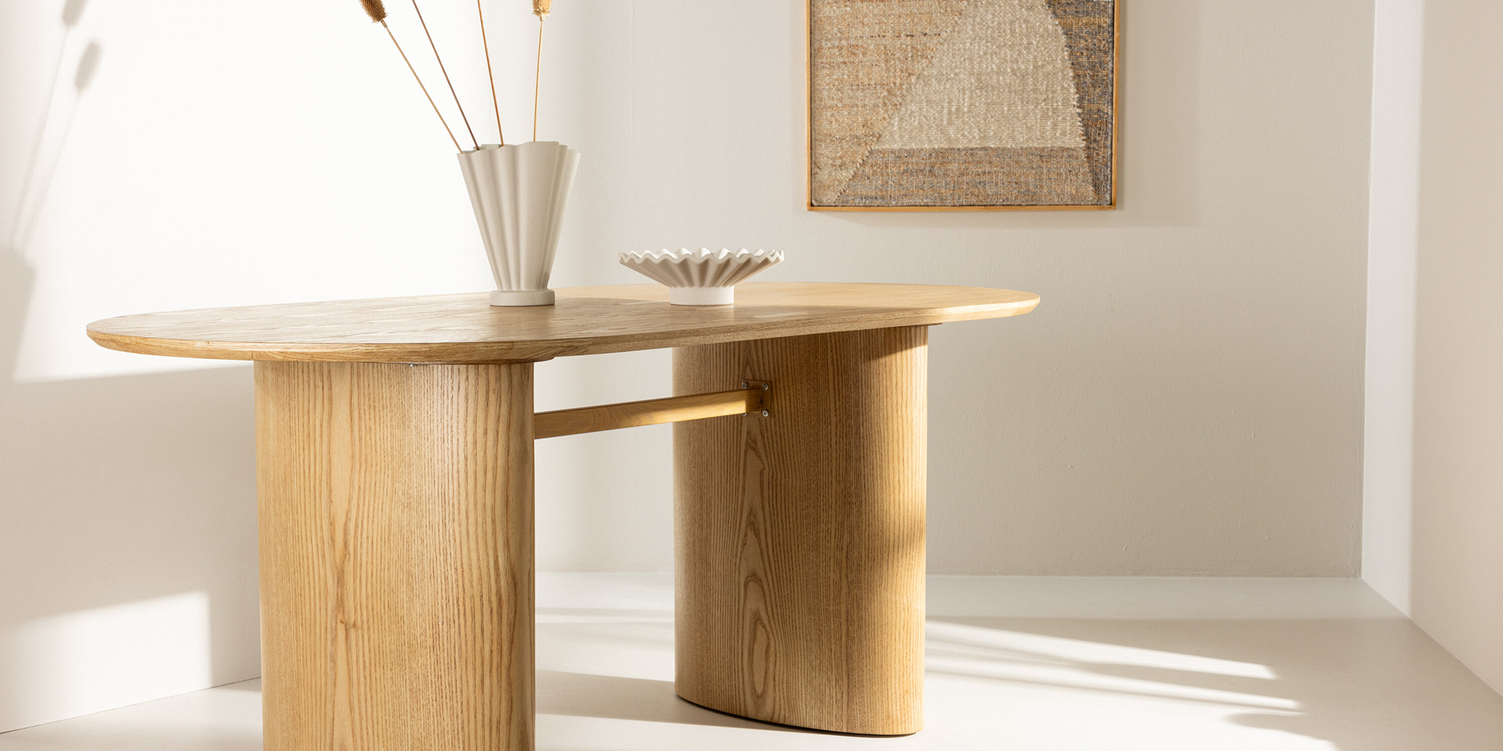 Interior mit Holztisch von Venture Home aus Schweden