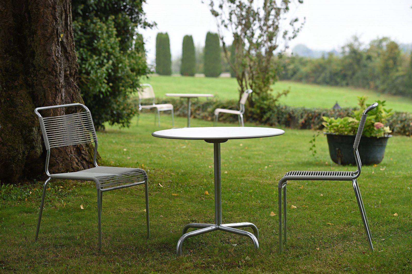 Tisch Rigi rund in Weiss / Feuerverzinkt präsentiert im Onlineshop von KAQTU Design AG. Gartentisch ist von Schaffner