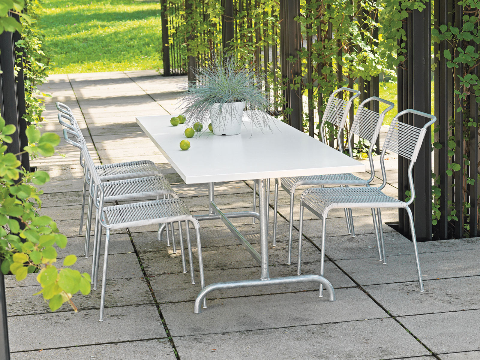 Tisch Säntis 240 x 80 in weiss / feuerverzinkt präsentiert im Onlineshop von KAQTU Design AG. Gartentisch ist von Schaffner
