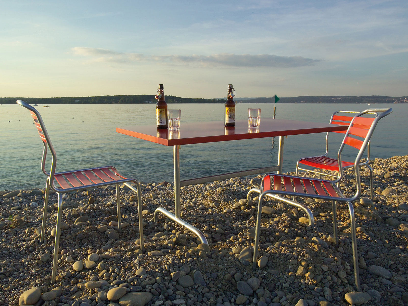 Tisch Säntis 165 x 90 in Rot / Feuerverzinkt präsentiert im Onlineshop von KAQTU Design AG. Gartentisch ist von Schaffner