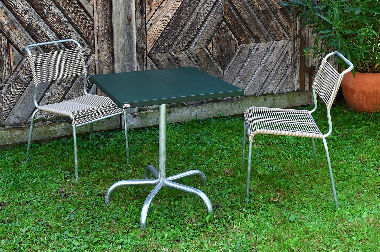 Tisch Säntis 90 x 90 in tannengrün / feuerverzinkt präsentiert im Onlineshop von KAQTU Design AG. Gartentisch ist von Schaffner