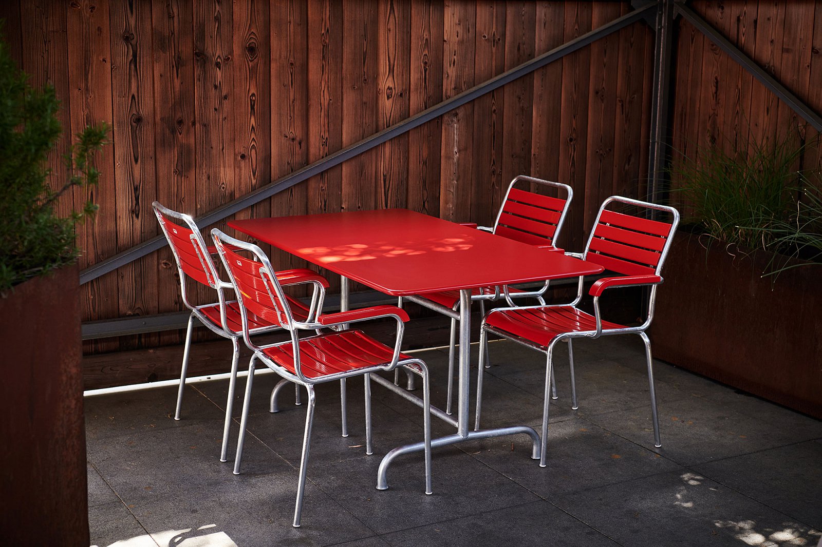 Tisch Rigi 140 x 80 in Rot / Feuerverzinkt präsentiert im Onlineshop von KAQTU Design AG. Gartentisch ist von Schaffner