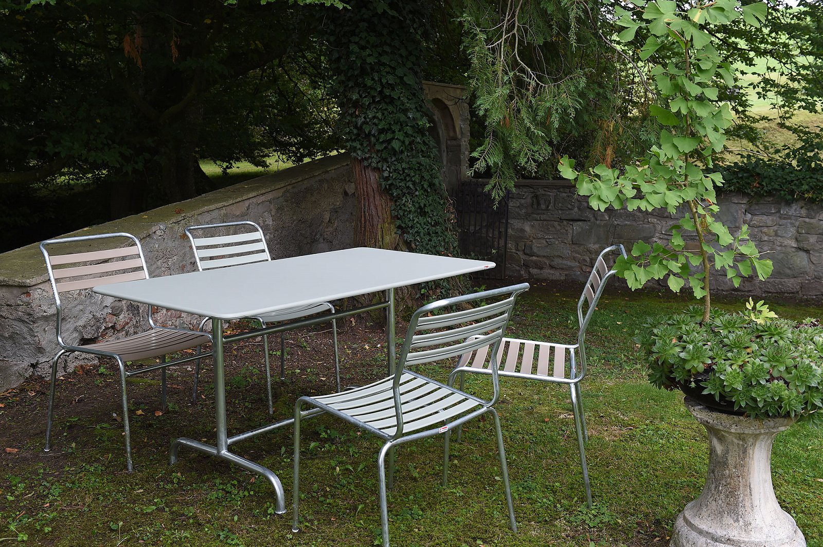 Tisch Rigi 140 x 80 in weiss / feuerverzinkt präsentiert im Onlineshop von KAQTU Design AG. Gartentisch ist von Schaffner