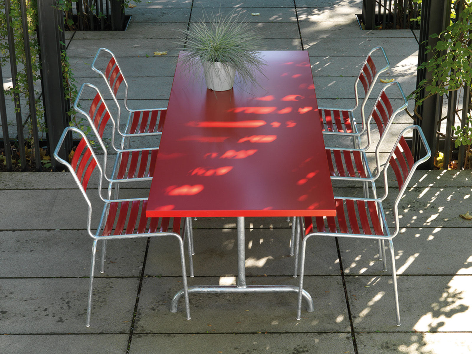 Tisch Säntis 180 x 80 in Rot / Feuerverzinkt präsentiert im Onlineshop von KAQTU Design AG. Gartentisch ist von Schaffner