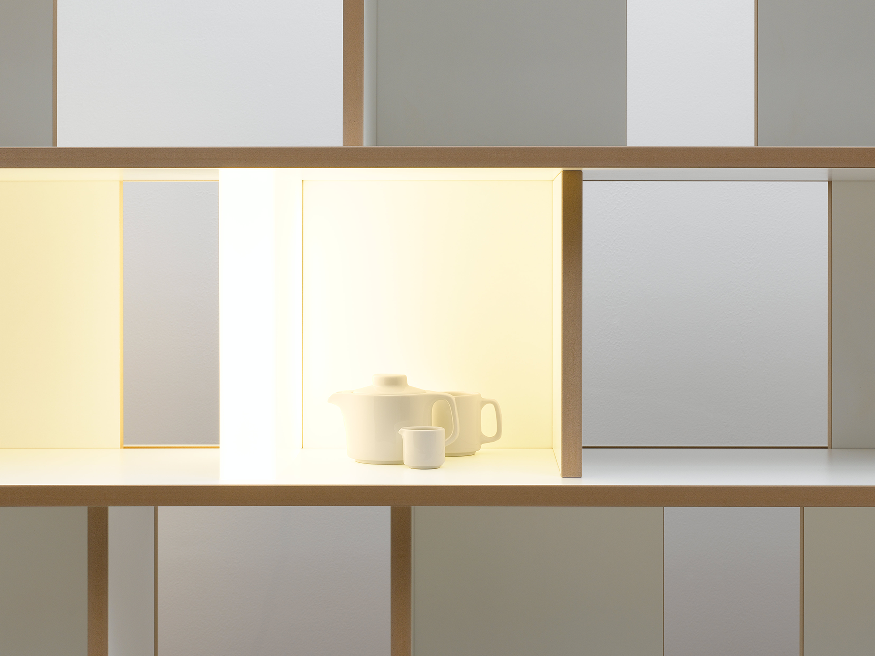 Tojo-stell LED Leuchte in milchweiss präsentiert im Onlineshop von KAQTU Design AG. Regalsystem ist von Tojo
