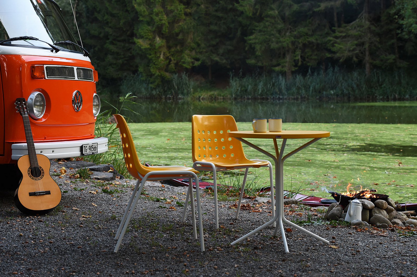 Tisch Pix rund in Orange / Feuerverzinkt präsentiert im Onlineshop von KAQTU Design AG. Gartentisch ist von Schaffner