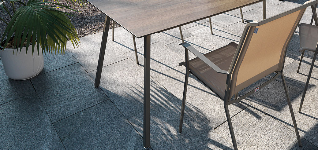 Matten-Sessel Chur in Cremebraun / Alusilber präsentiert im Onlineshop von KAQTU Design AG. Gartenstuhl mit Armlehnen ist von Schaffner
