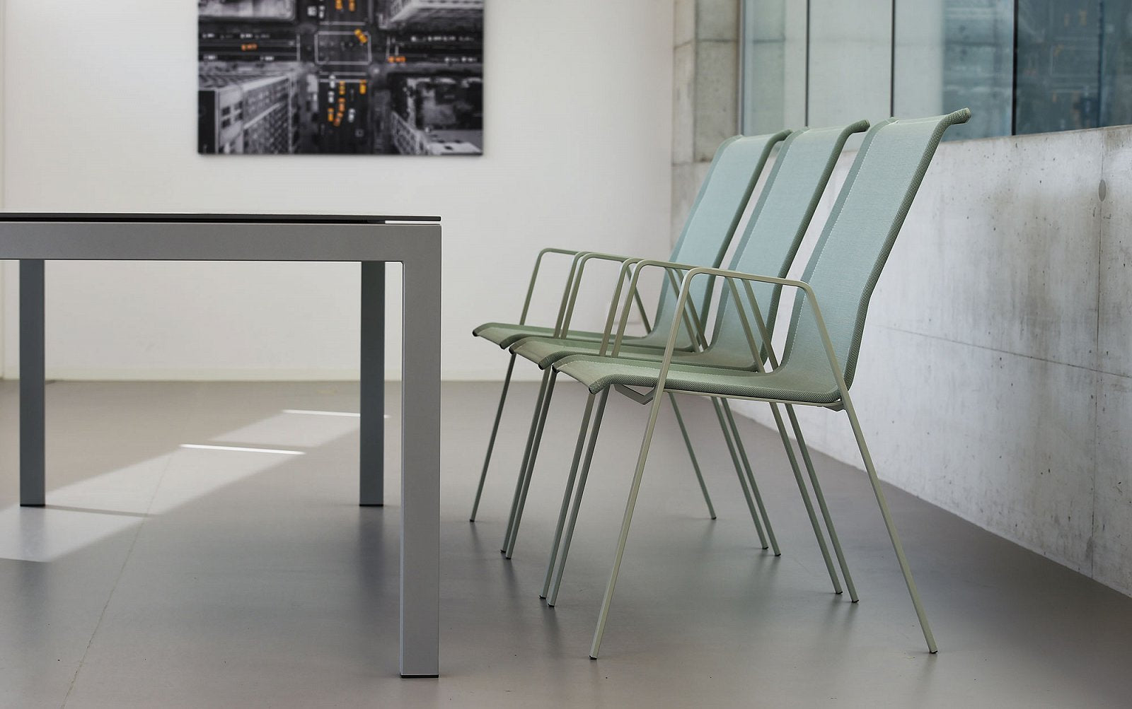Matten-Sessel Luzern in Sand / Graphit präsentiert im Onlineshop von KAQTU Design AG. Gartenstuhl mit Armlehnen ist von Schaffner