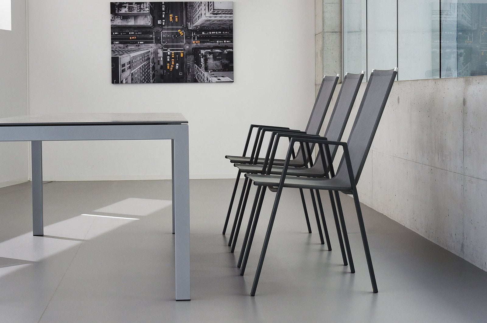 Matten-Sessel Basel in Grau / Pastellgrün präsentiert im Onlineshop von KAQTU Design AG. Gartenstuhl mit Armlehnen ist von Schaffner