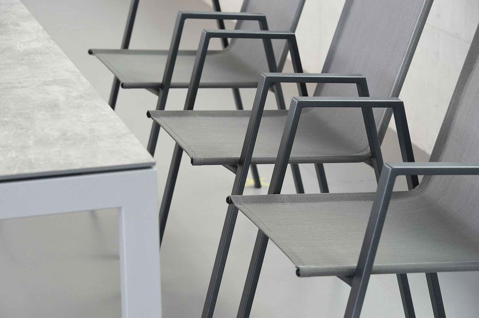 Matten-Sessel Basel in Grau / Pastellgrün präsentiert im Onlineshop von KAQTU Design AG. Gartenstuhl mit Armlehnen ist von Schaffner
