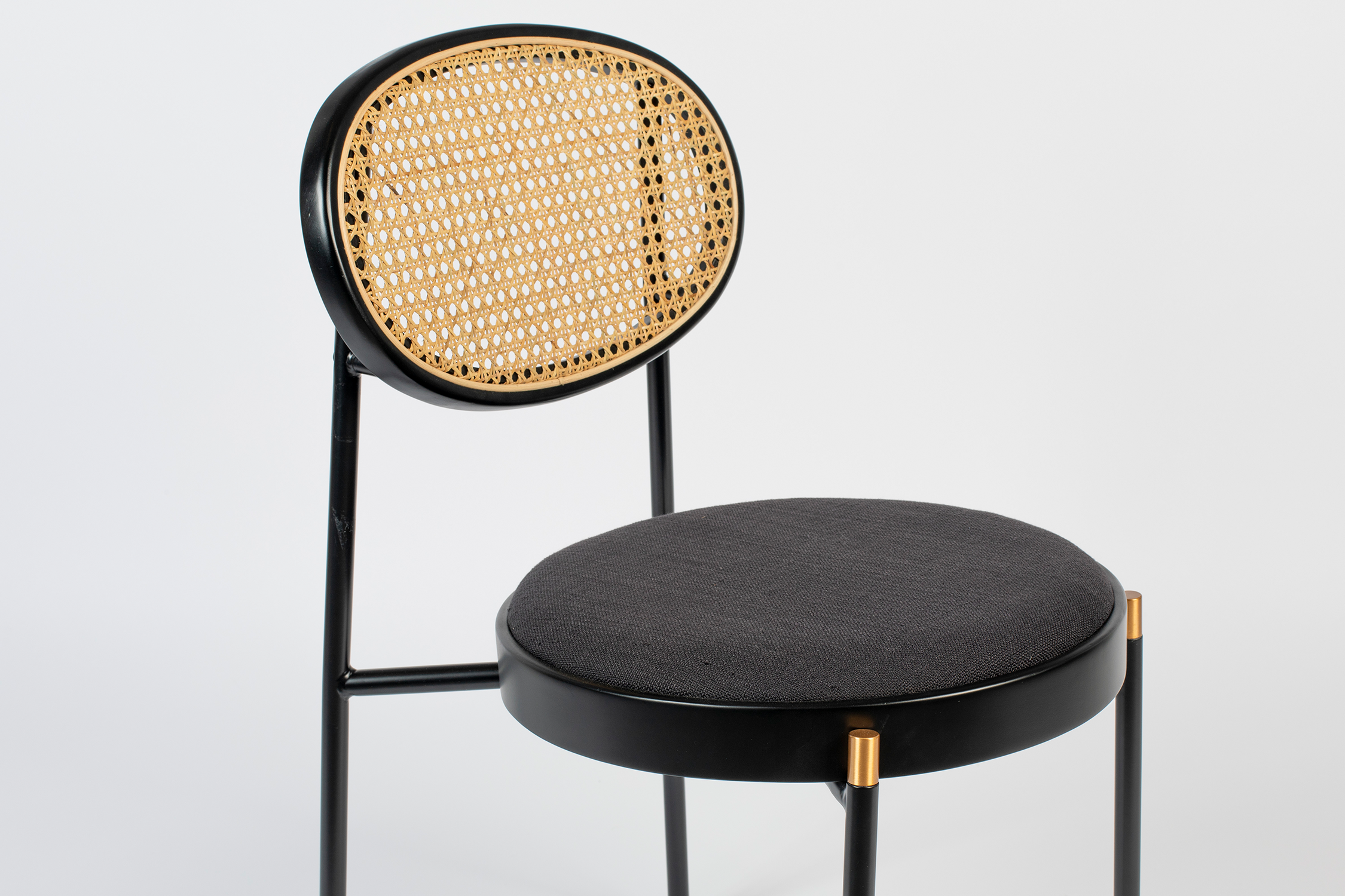 DON'T STOP THE WEBBING Stuhl in Schwarz/Natur präsentiert im Onlineshop von KAQTU Design AG. Stuhl ist von Bold Monkey