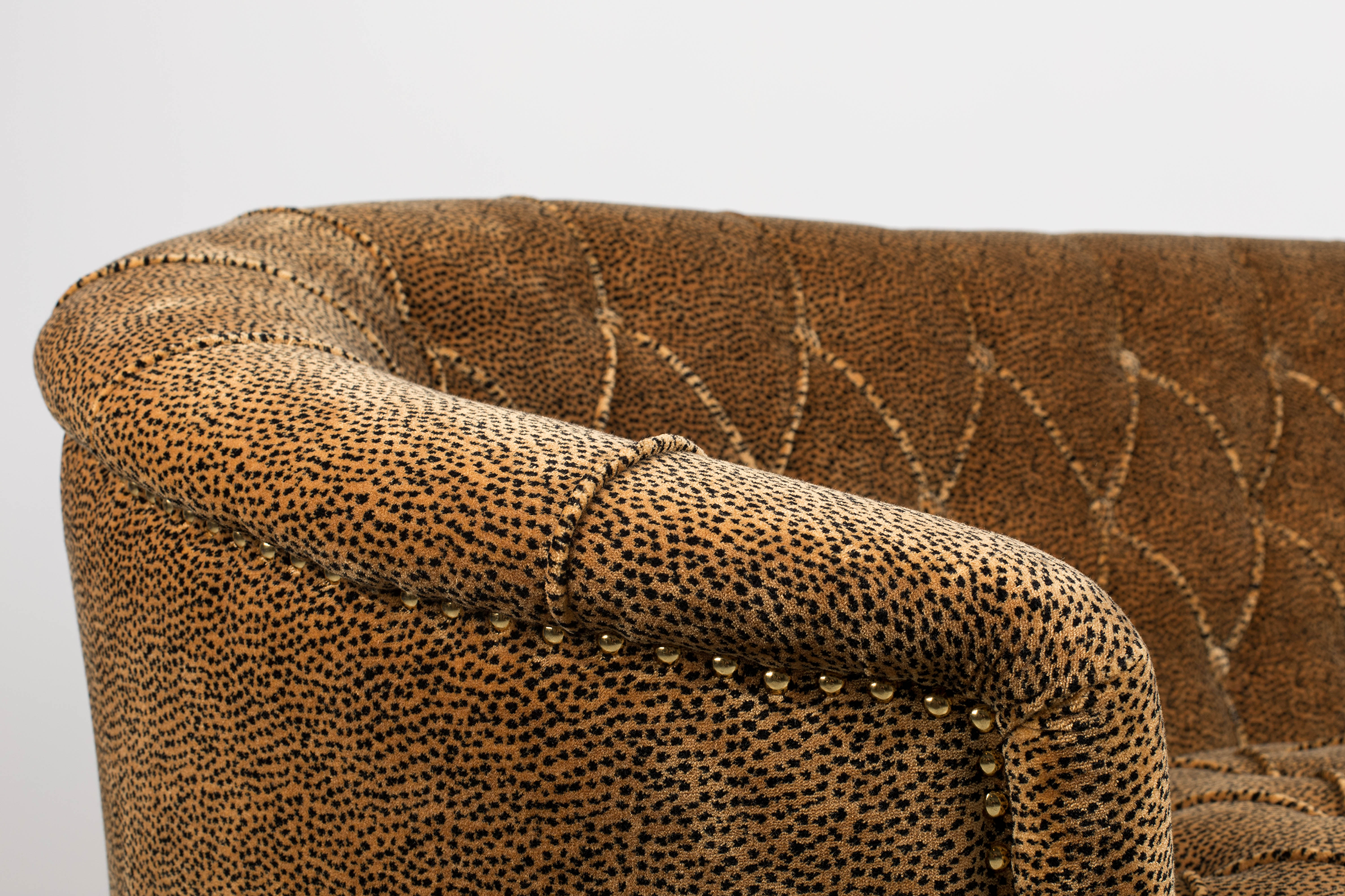 TOO PRETTY TO SIT ON Sofa in Panther präsentiert im Onlineshop von KAQTU Design AG. 2er Sofa ist von Bold Monkey