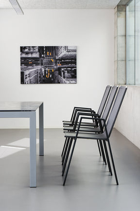 Matten-Sessel Basel in Grau / Anthrazit präsentiert im Onlineshop von KAQTU Design AG. Gartenstuhl mit Armlehnen ist von Schaffner
