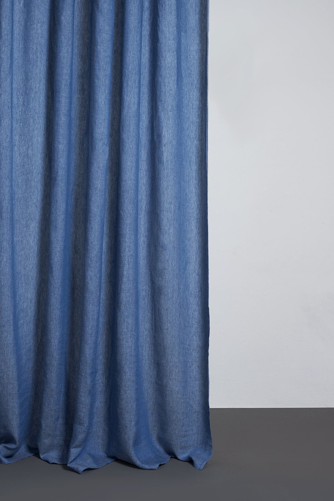Two Tone Vorhang Stonewashed in Blau präsentiert im Onlineshop von KAQTU Design AG. Vorhang ist von ZigZagZurich