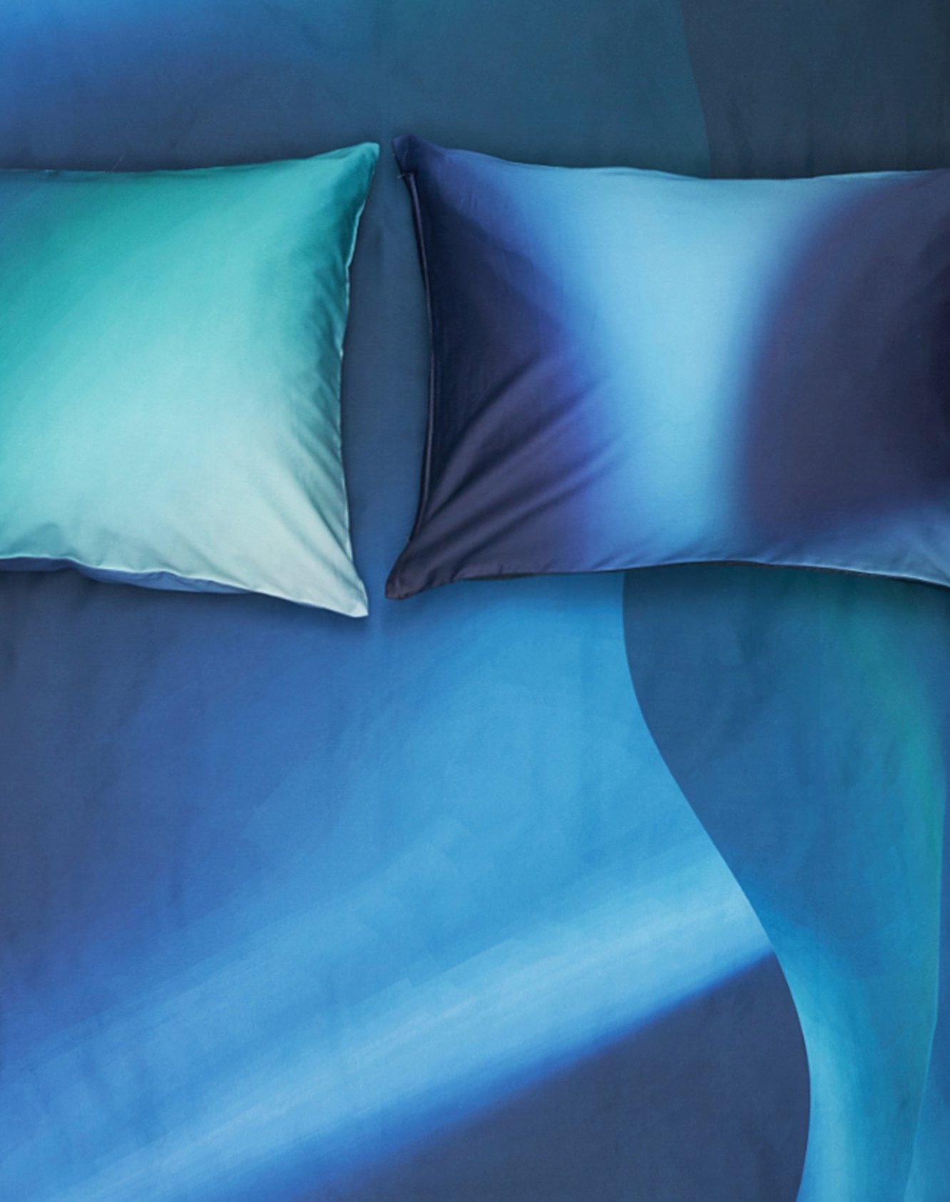 Bettwäsche Northern Lights in Blau präsentiert im Onlineshop von KAQTU Design AG. Duvetbezug ist von ZigZagZurich