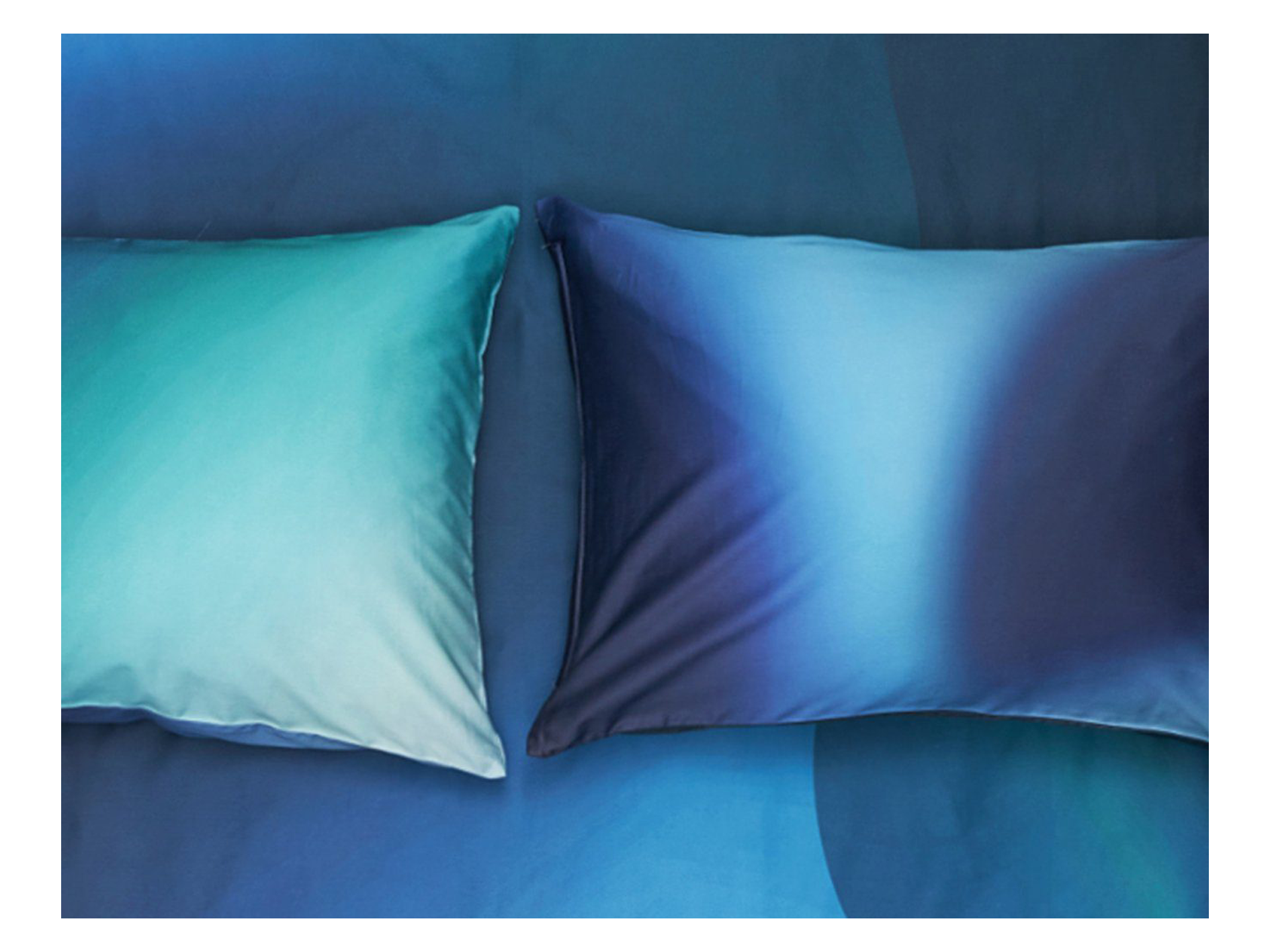 Kissenbezug Northern Light in Blau präsentiert im Onlineshop von KAQTU Design AG. Kissenbezug ist von ZigZagZurich
