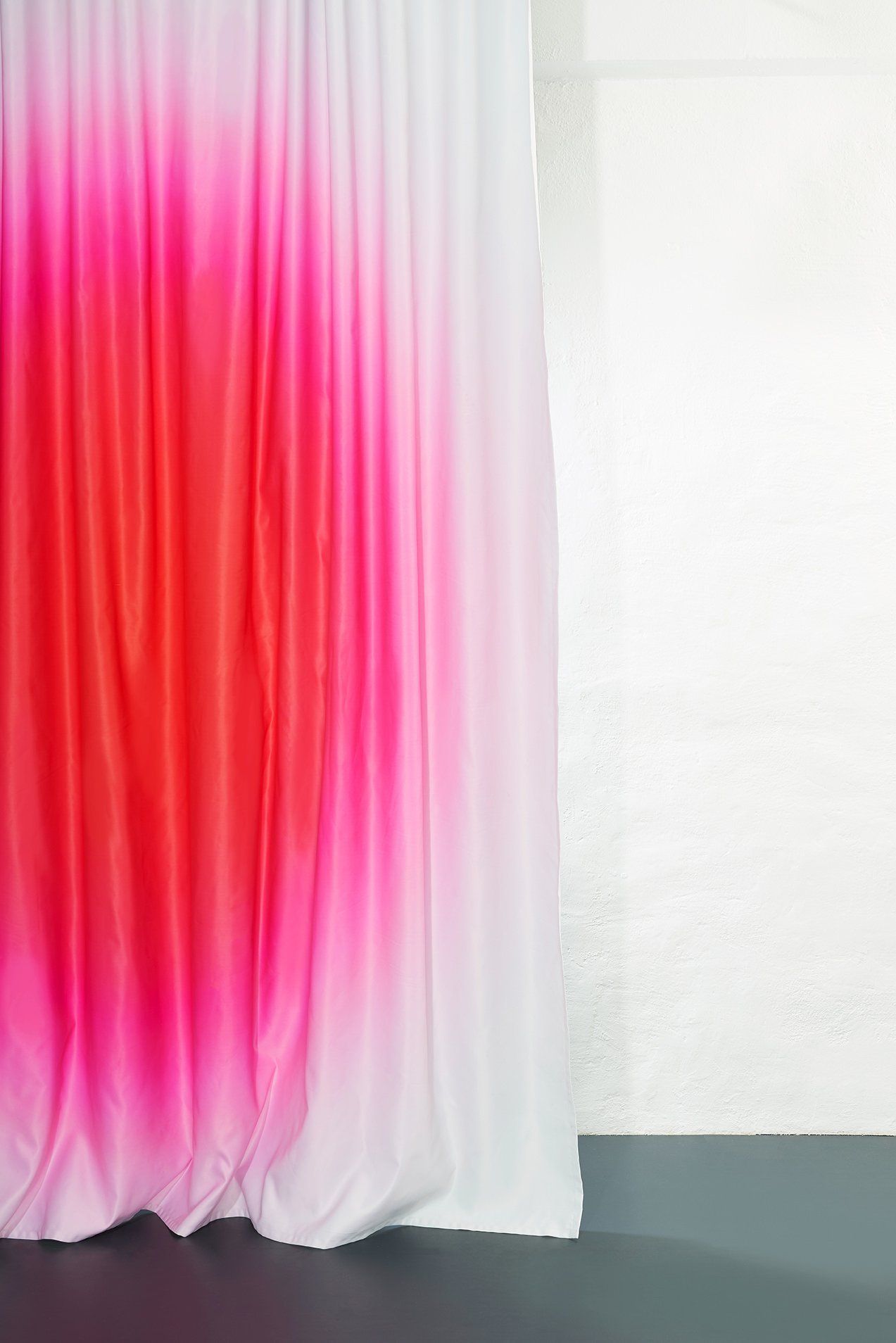 Vorhang Lady Rose in Rotrosa / Weiss präsentiert im Onlineshop von KAQTU Design AG. Vorhang ist von ZigZagZurich