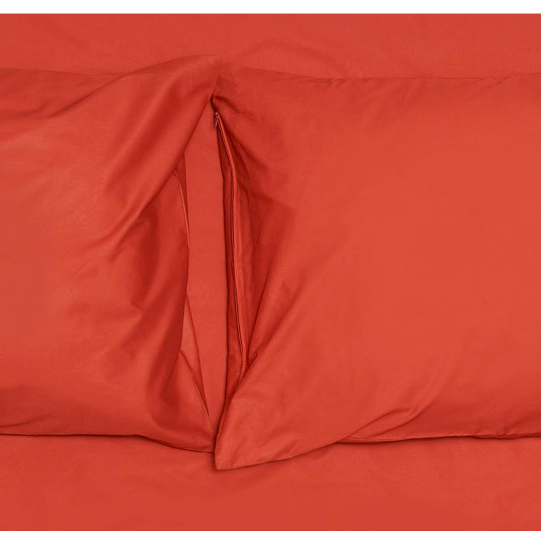 Kissenbezug Perkal in Rot präsentiert im Onlineshop von KAQTU Design AG. Kissenbezug ist von ZigZagZurich