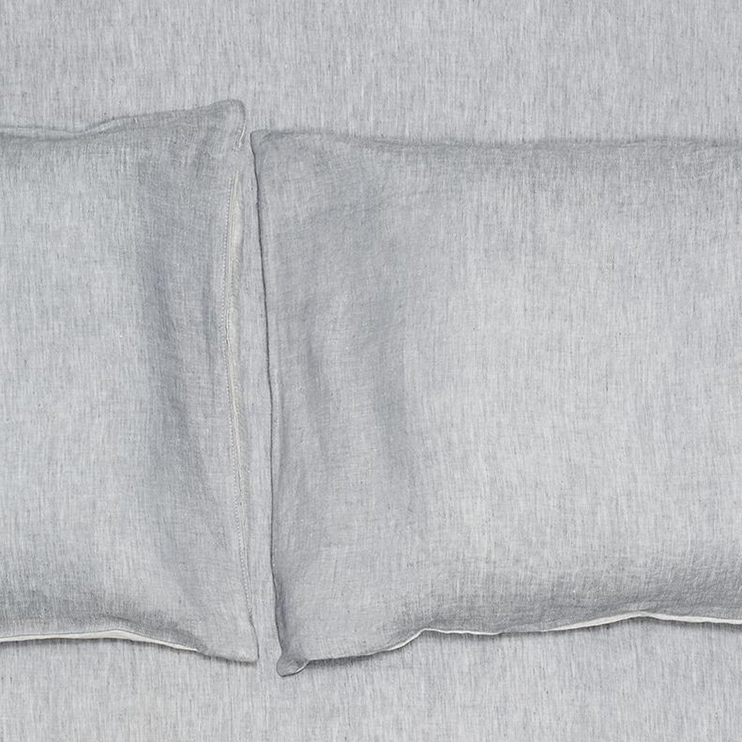 Two Tone Kissenbezug Stonewashed in Grau präsentiert im Onlineshop von KAQTU Design AG. Kissenbezug ist von ZigZagZurich