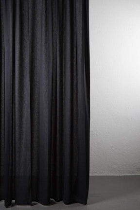 Outdoor Vorhang Shade in Schwarz präsentiert im Onlineshop von KAQTU Design AG. Outdoor Vorhang ist von ZigZagZurich