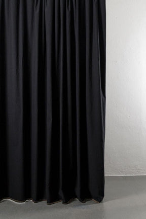 Baumwollvorhang Belize in Schwarz / Braun präsentiert im Onlineshop von KAQTU Design AG. Vorhang ist von ZigZagZurich