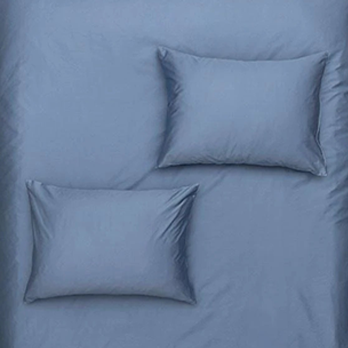 Kissenbezug Satin in Blau präsentiert im Onlineshop von KAQTU Design AG. Kissenbezug ist von ZigZagZurich