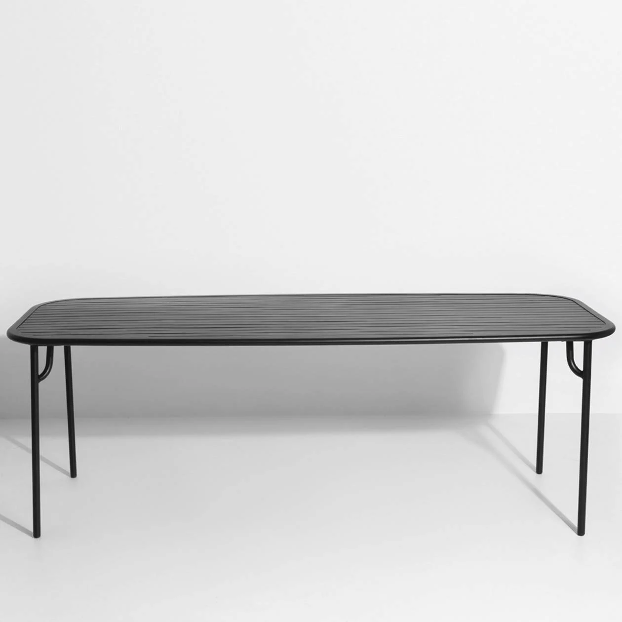 Week-End Tisch Large in Black präsentiert im Onlineshop von KAQTU Design AG. Gartentisch ist von Petite Friture