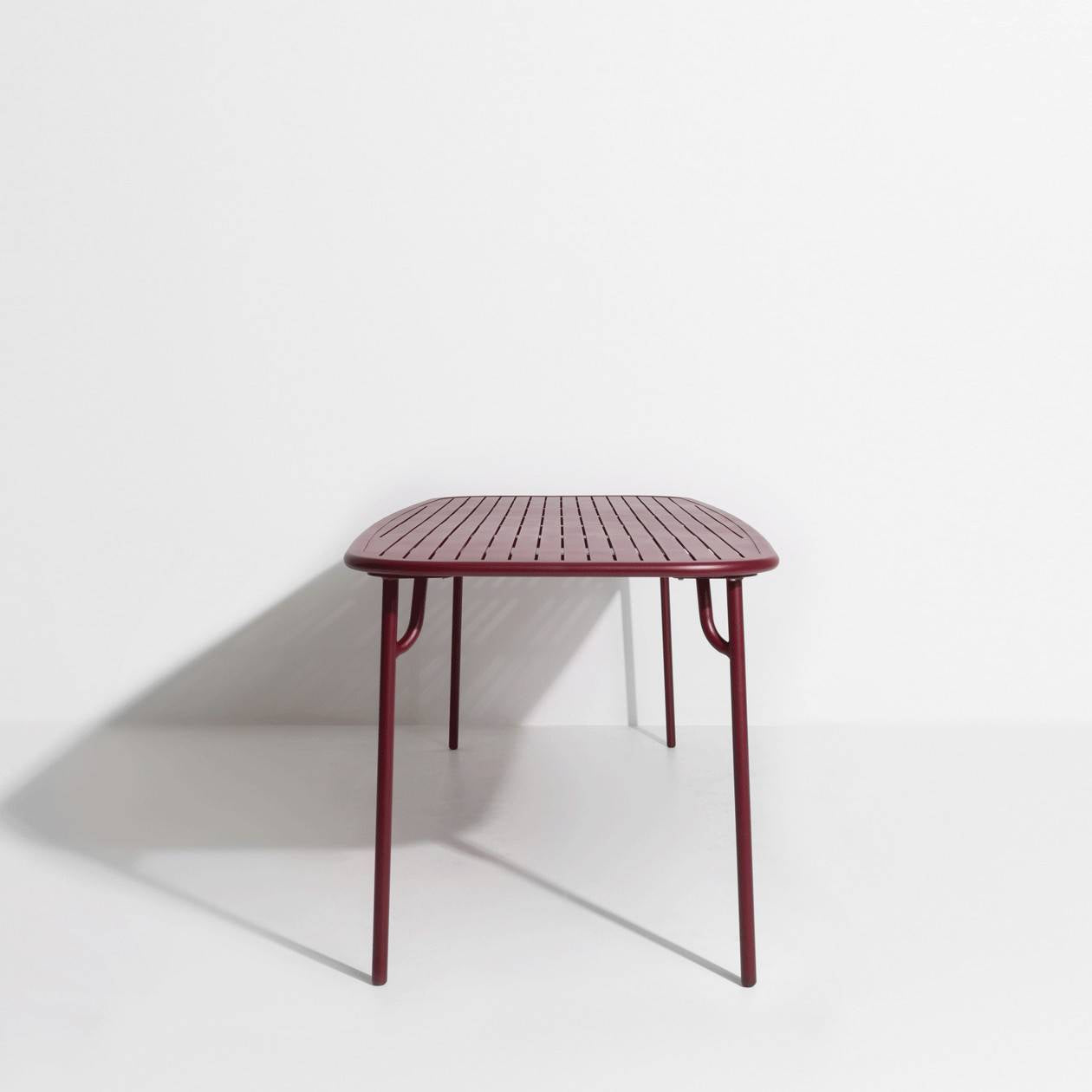 Week-End Tisch Large in Burgundy präsentiert im Onlineshop von KAQTU Design AG. Gartentisch ist von Petite Friture