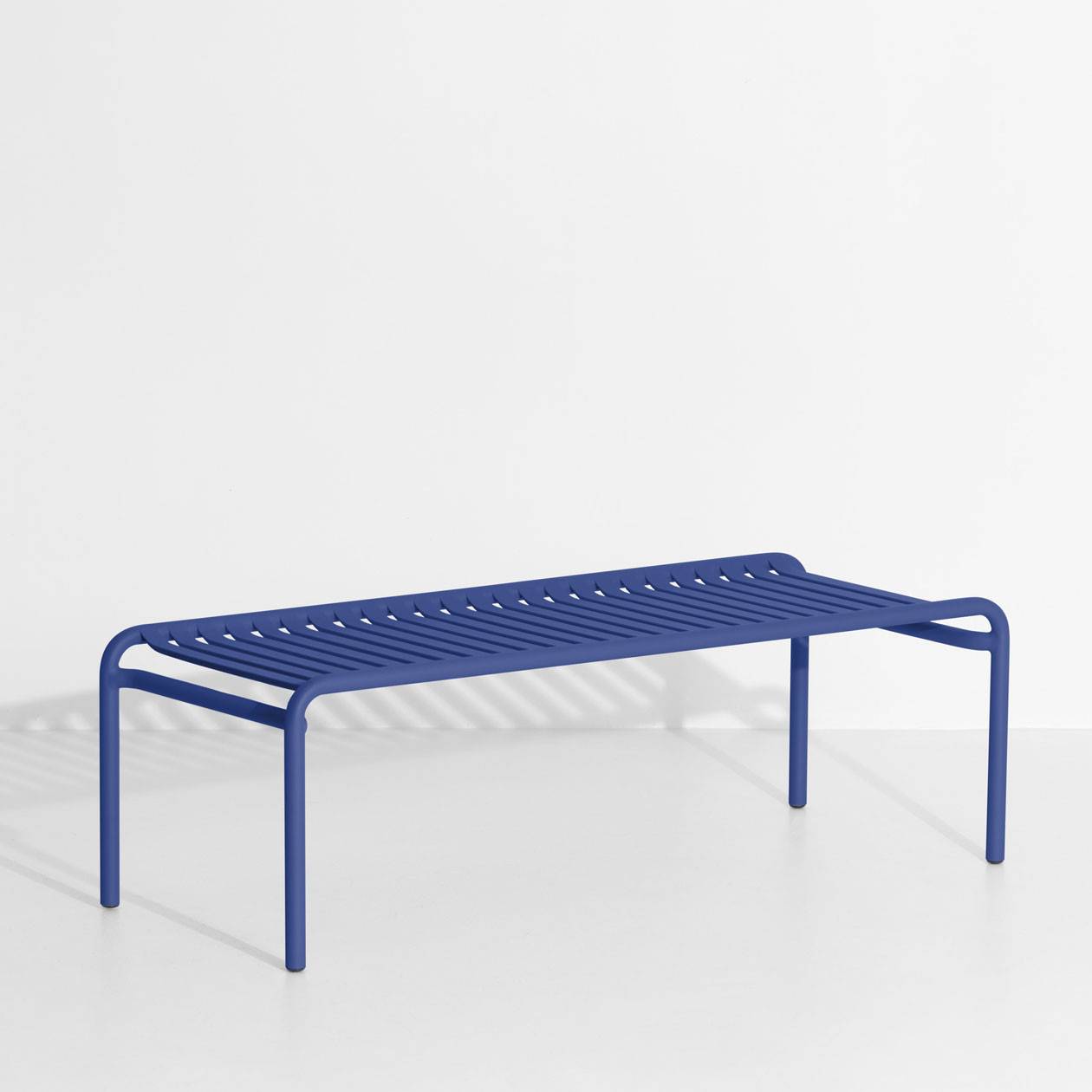 Week-End Coffee Table large in Blue präsentiert im Onlineshop von KAQTU Design AG. Beistelltisch Outdoor ist von Petite Friture