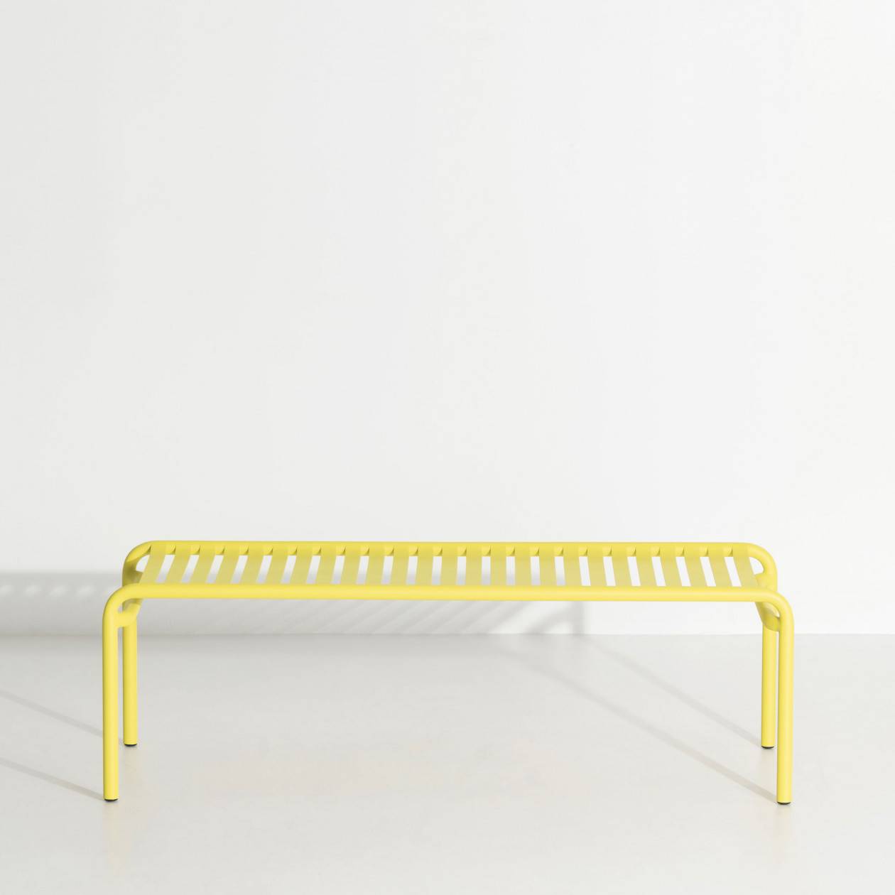 Week-End Coffee Table large in Yellow präsentiert im Onlineshop von KAQTU Design AG. Beistelltisch Outdoor ist von Petite Friture