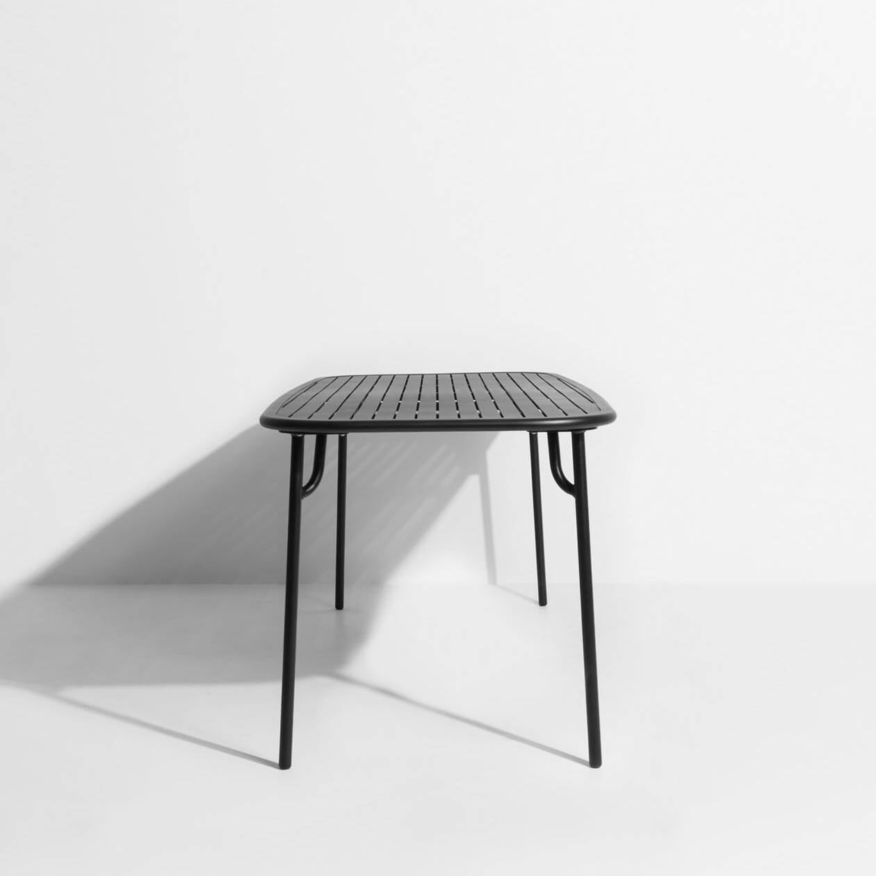 Week-End Tisch Medium in Black präsentiert im Onlineshop von KAQTU Design AG. Gartentisch ist von Petite Friture