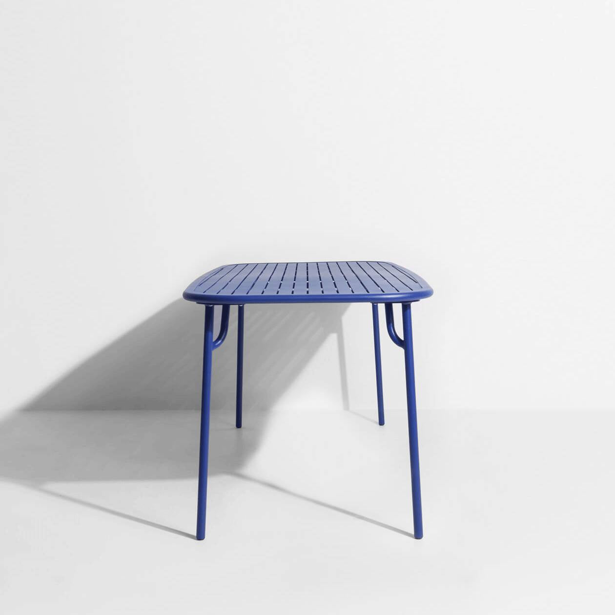Week-End Tisch Medium in Blue präsentiert im Onlineshop von KAQTU Design AG. Gartentisch ist von Petite Friture
