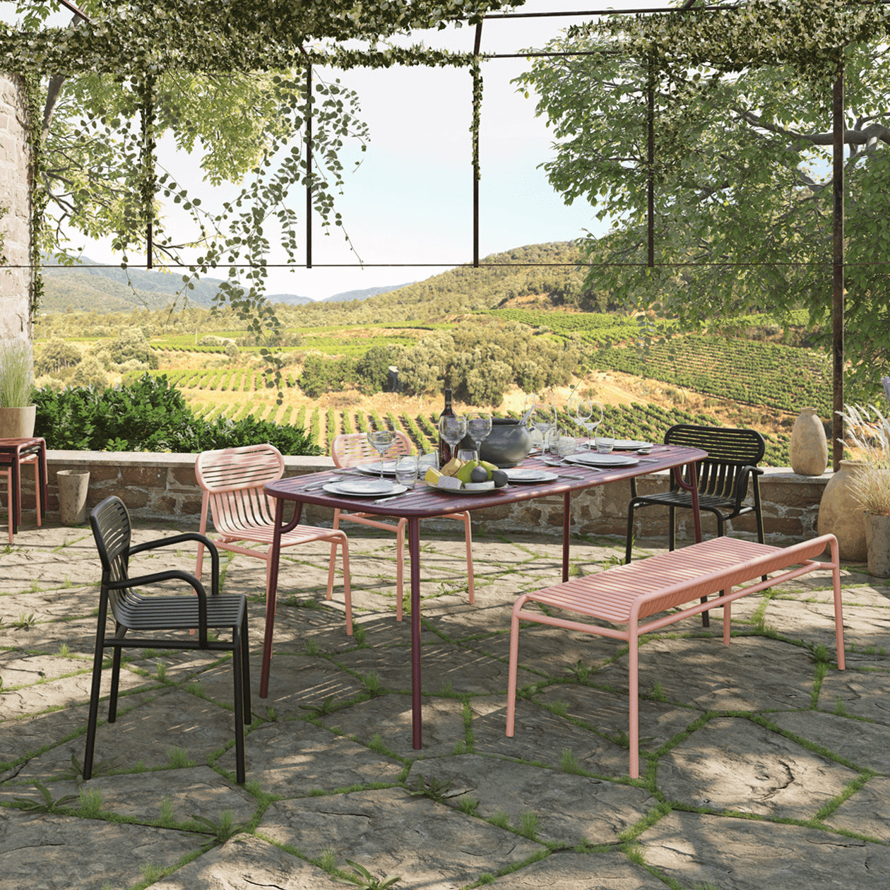 Week-End Tisch Medium in Burgundy präsentiert im Onlineshop von KAQTU Design AG. Gartentisch ist von Petite Friture