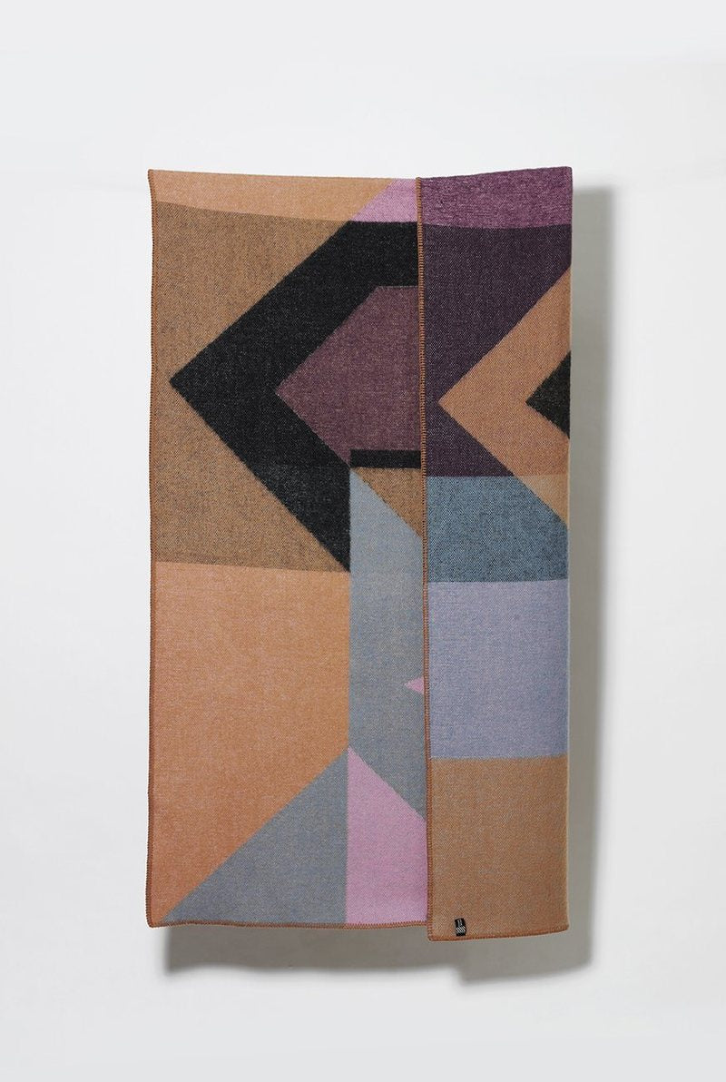 Satoshi Wolldecke in Multicolor präsentiert im Onlineshop von KAQTU Design AG. Wolldecke ist von ZigZagZurich