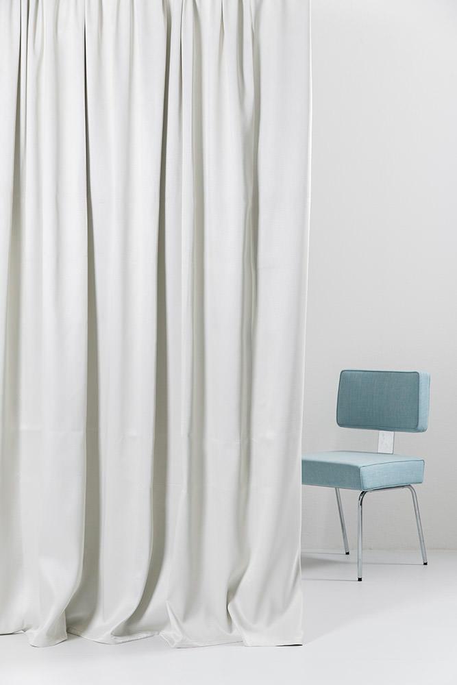 Vorhang Blackout in Silber matt präsentiert im Onlineshop von KAQTU Design AG. Vorhang ist von ZigZagZurich