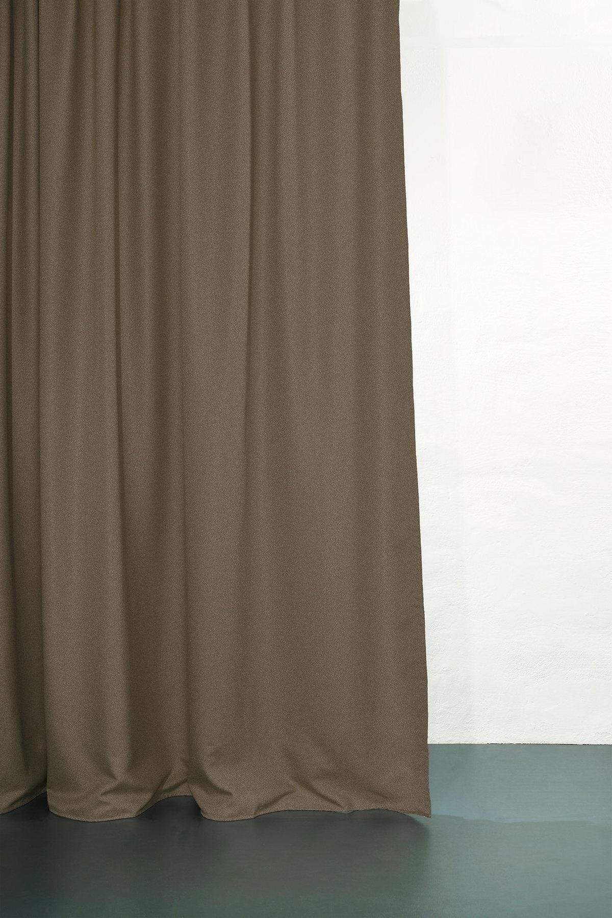 Vorhang Hangover Dimout in Dunkelbraun präsentiert im Onlineshop von KAQTU Design AG. Vorhang ist von ZigZagZurich