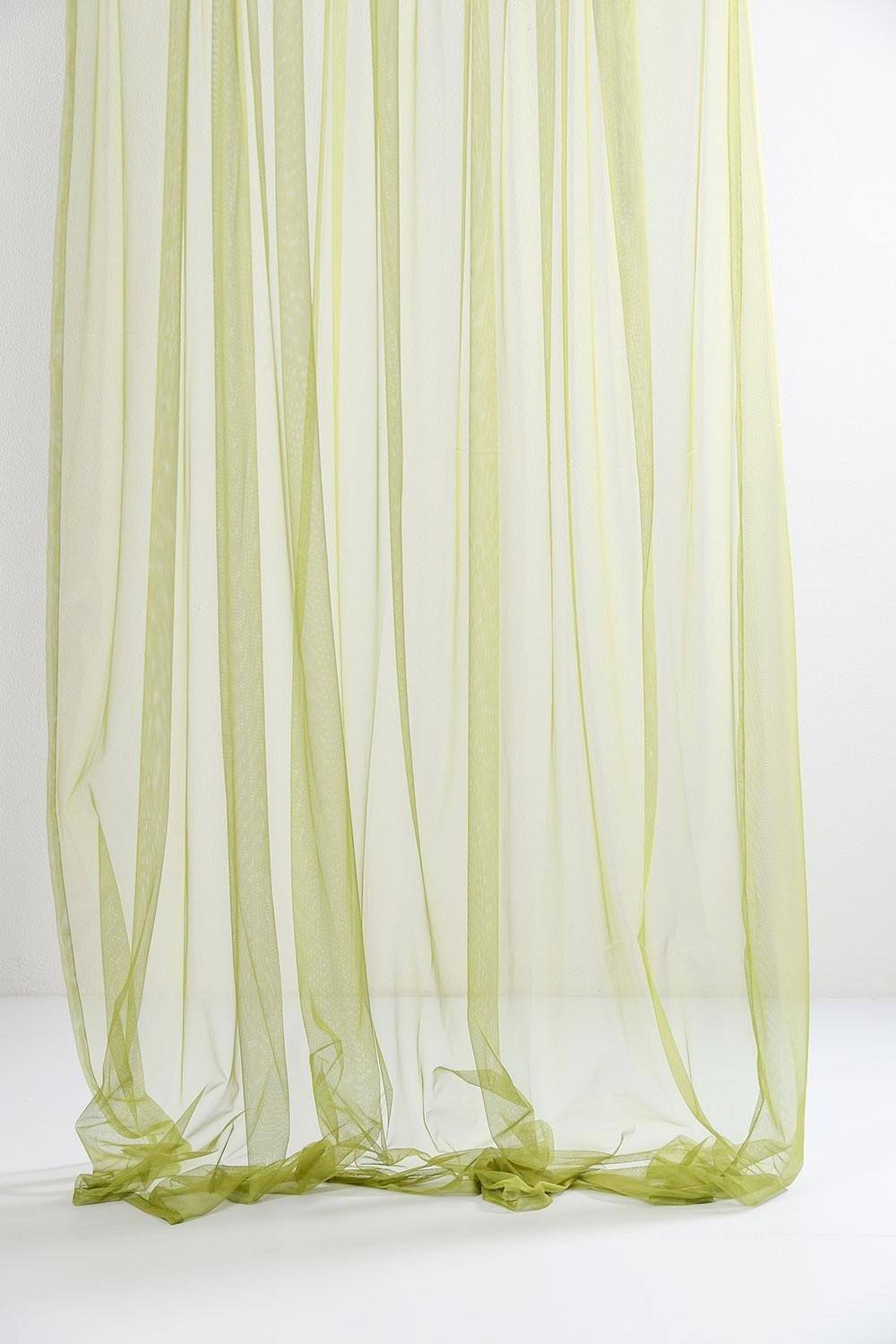 Vorhang Tüll in Grün präsentiert im Onlineshop von KAQTU Design AG. Vorhang ist von ZigZagZurich