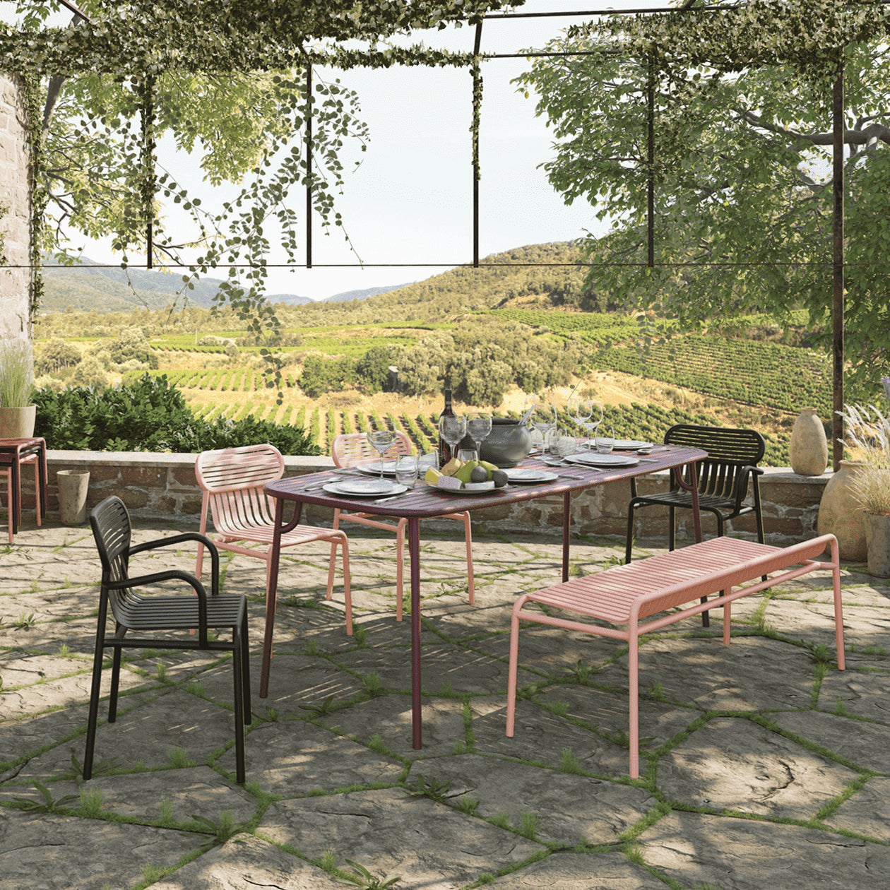 Week-End Gartenstuhl mit Armlehne in Black präsentiert im Onlineshop von KAQTU Design AG. Gartenstuhl mit Armlehnen ist von Petite Friture
