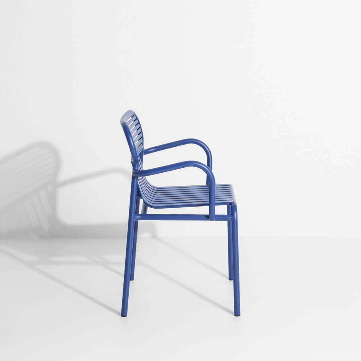 Week-End Gartenstuhl mit Armlehne in Blue präsentiert im Onlineshop von KAQTU Design AG. Gartenstuhl mit Armlehnen ist von Petite Friture
