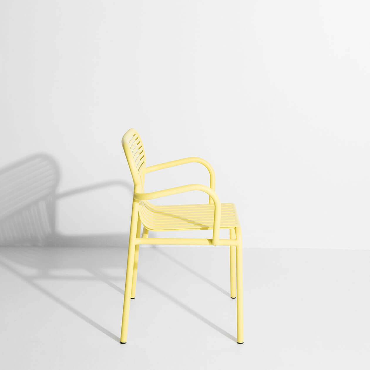 Week-End Gartenstuhl mit Armlehne in Yellow präsentiert im Onlineshop von KAQTU Design AG. Gartenstuhl mit Armlehnen ist von Petite Friture