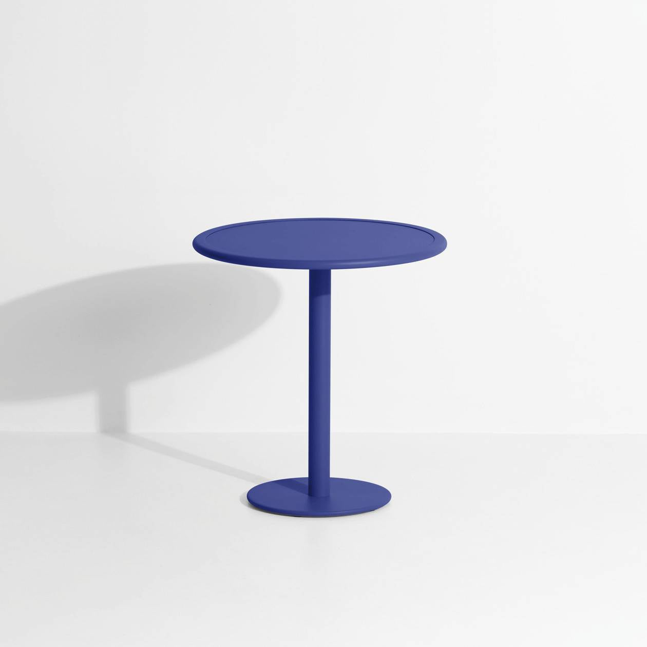 Week-End Dining Table rund in Blue präsentiert im Onlineshop von KAQTU Design AG. Gartentisch ist von Petite Friture