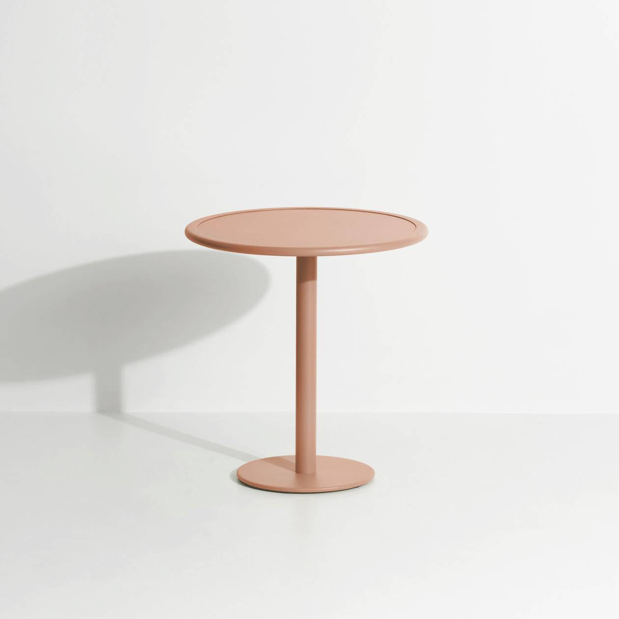 Week-End Dining Table rund in Blush präsentiert im Onlineshop von KAQTU Design AG. Gartentisch ist von Petite Friture