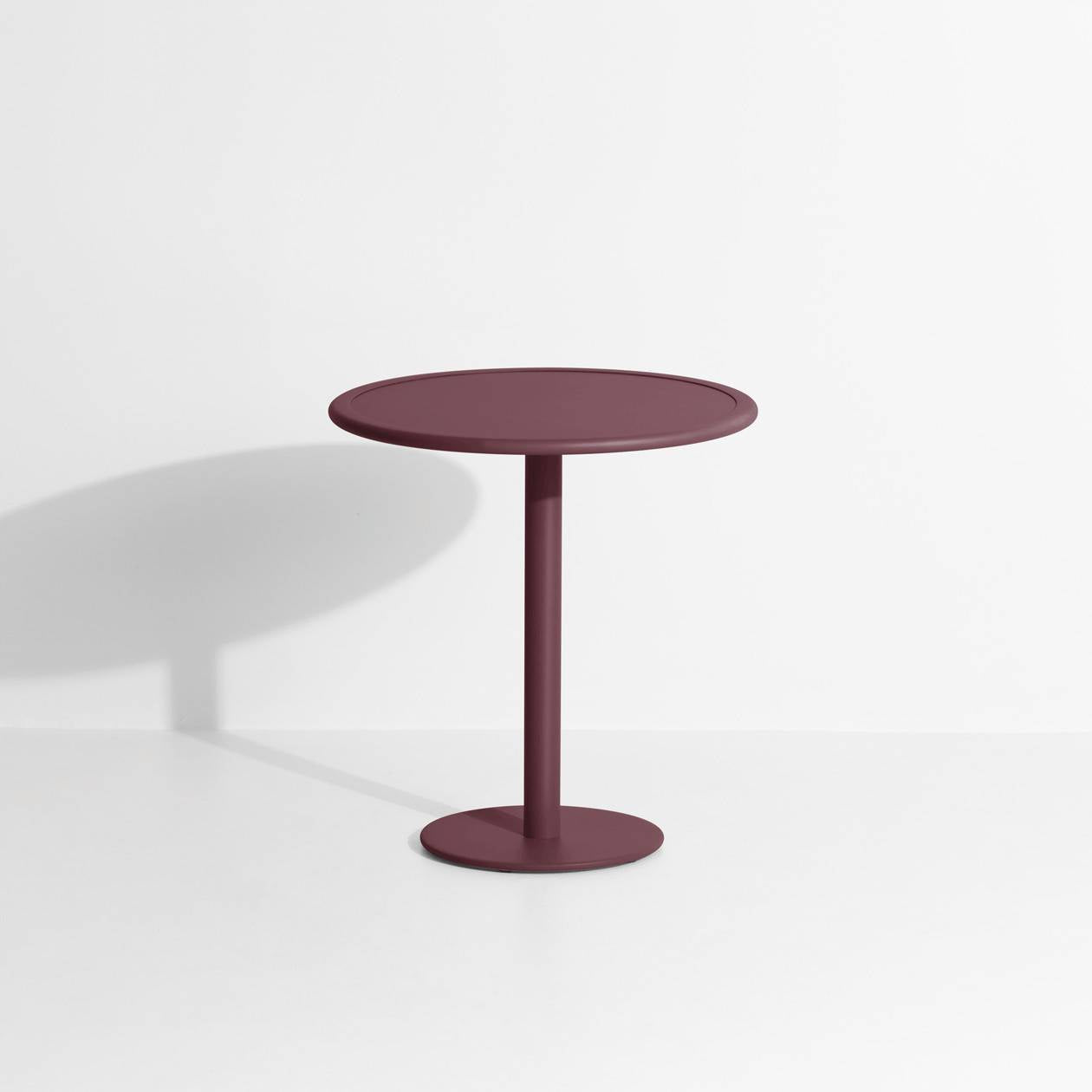 Week-End Dining Table rund in Burgundy präsentiert im Onlineshop von KAQTU Design AG. Gartentisch ist von Petite Friture